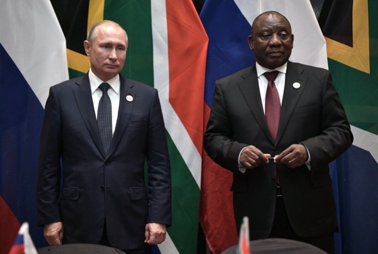 رئیس جمهور روسیه ولادیمیر پوتین (L) و رئیس جمهور آفریقای جنوبی سیریل رامافوزا در مراسم امضای قرارداد در حاشیه اجلاس بریکس در ژوهانسبورگ، آفریقای جنوبی، 26 ژوئیه 2018 شرکت می کنند. [Alexei Nikolsky/Kremlin via Reuters]