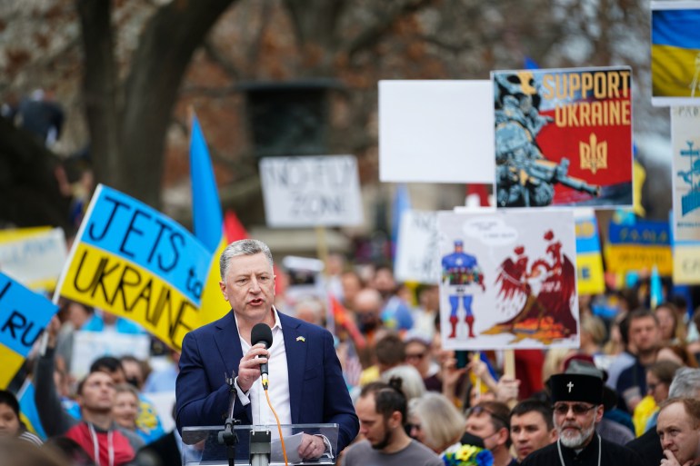 Kurt Volker speaks to a crowd bearing Ukraine signs