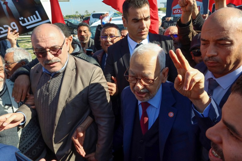 Rached Ghannouchi, chefe do partido islâmico Ennahda e presidente de um parlamento eleito que o presidente tunisiano Kais Saied dissolveu formalmente no ano passado, chega a um tribunal para interrogatório em Túnis, Tunísia, em 21 de fevereiro de 2023. REUTERS/Jihed Abidellaoui