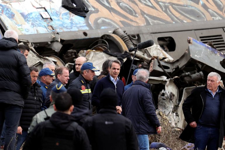 Il primo ministro greco Kyriakos Mitsotakis visita il luogo di un incidente, dove due treni si sono scontrati, vicino alla città di Larissa, Grecia, il 1° marzo 2023. REUTERS/Alexandros Avramidis
