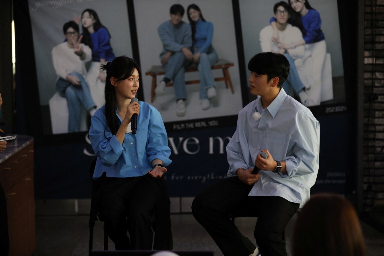 Jo Yoong-jae dan Choi Seo-eun, peserta Single's Inferno 2 berbicara selama acara jumpa penggemar di Seoul, Korea Selatan, 11 Februari 2023.
