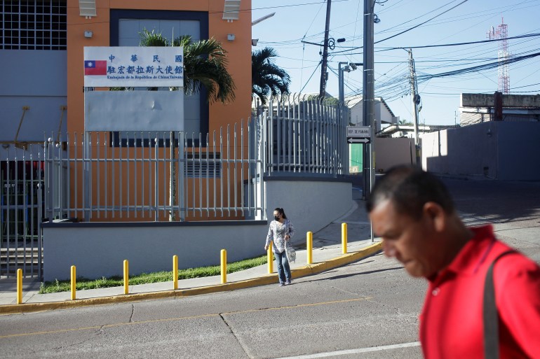 Seorang pria berjalan melewati kedutaan Taiwan di Honduras