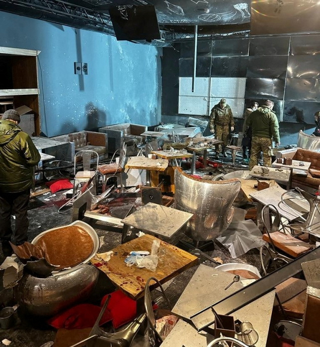 Para penyelidik bekerja di lokasi ledakan di sebuah kafe di Saint Petersburg, Rusia, 2 April 2023.