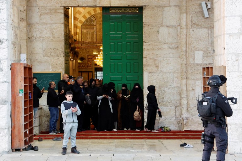 Warga Palestina berdoa ketika pasukan keamanan Israel mengambil posisi di Masjid Al-Aqsa