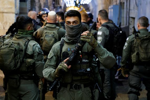 Israeli border policemen take position near Al-Aqsa compound
