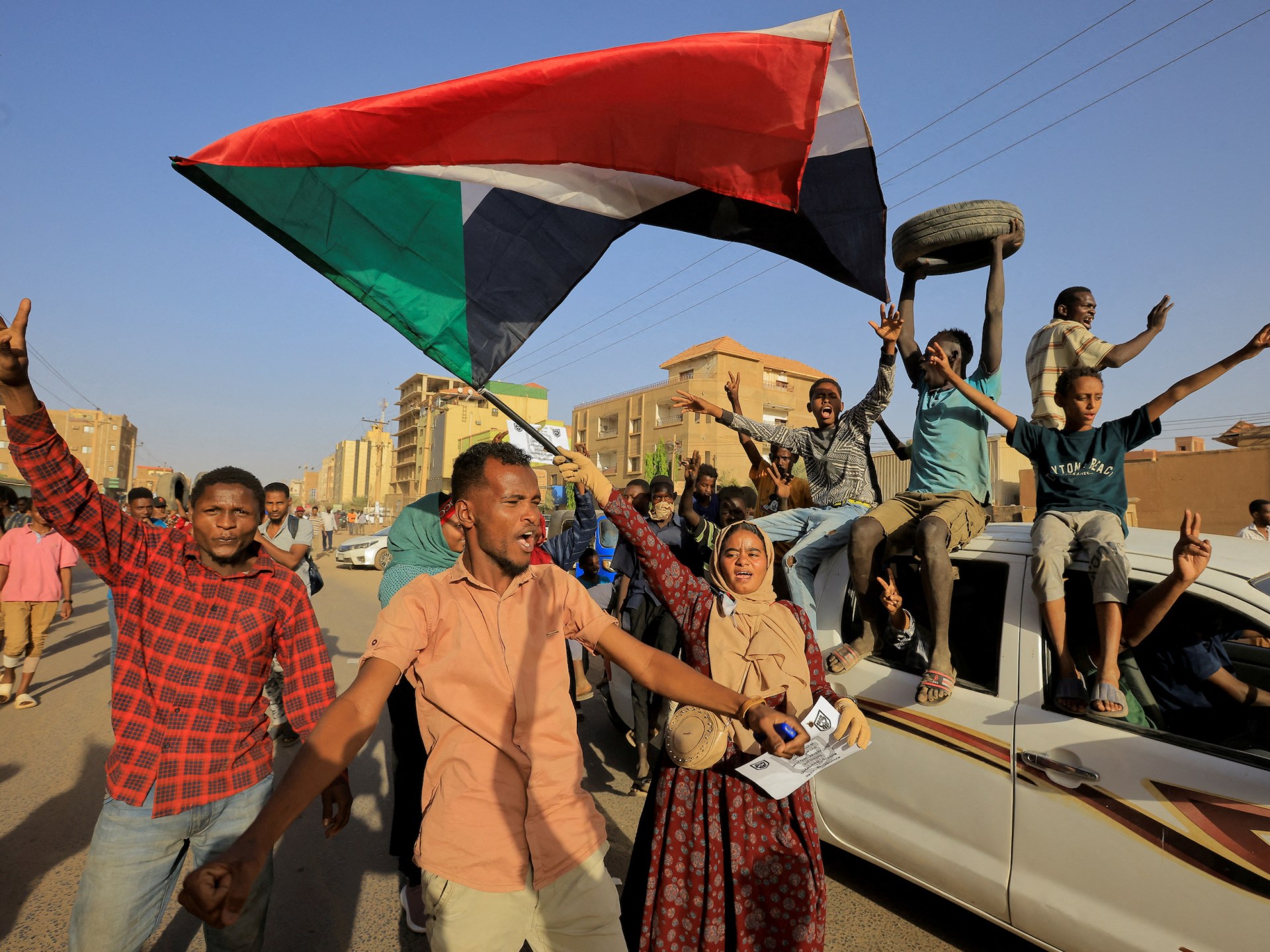 Aktivis pro-demokrasi Sudan memperingati hari jadi dengan protes |  Omar al-Bashir News