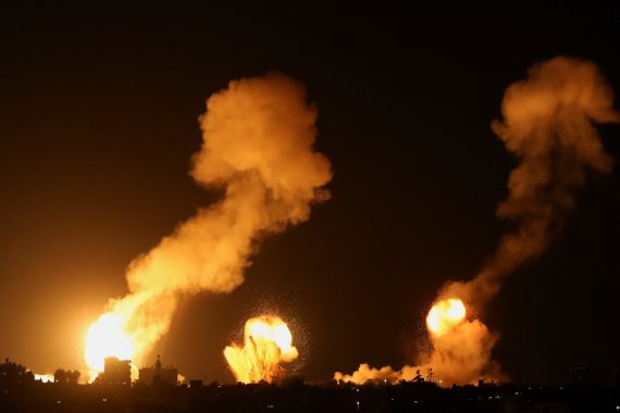 Fumaça e chamas aumentam durante ataques aéreos israelenses em Khan Younis.