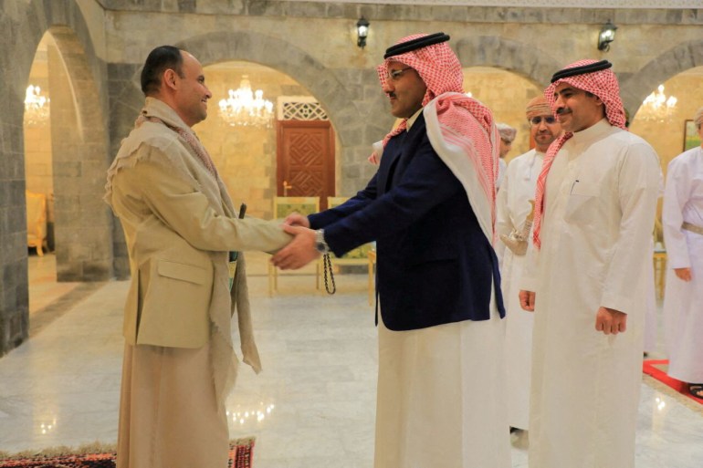 Het hoofd van de Hoge Politieke Raad van Houthi, Mahdi al-Mashat, schudt de Saoedische ambassadeur in Jemen Mohammed Al-Jaber de hand in het Republikeinse Paleis in Sanaa, Jemen, op 9 april 2023.