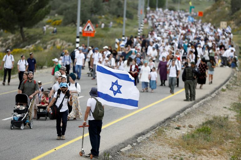 Colonos israelenses realizam uma marcha de protesto