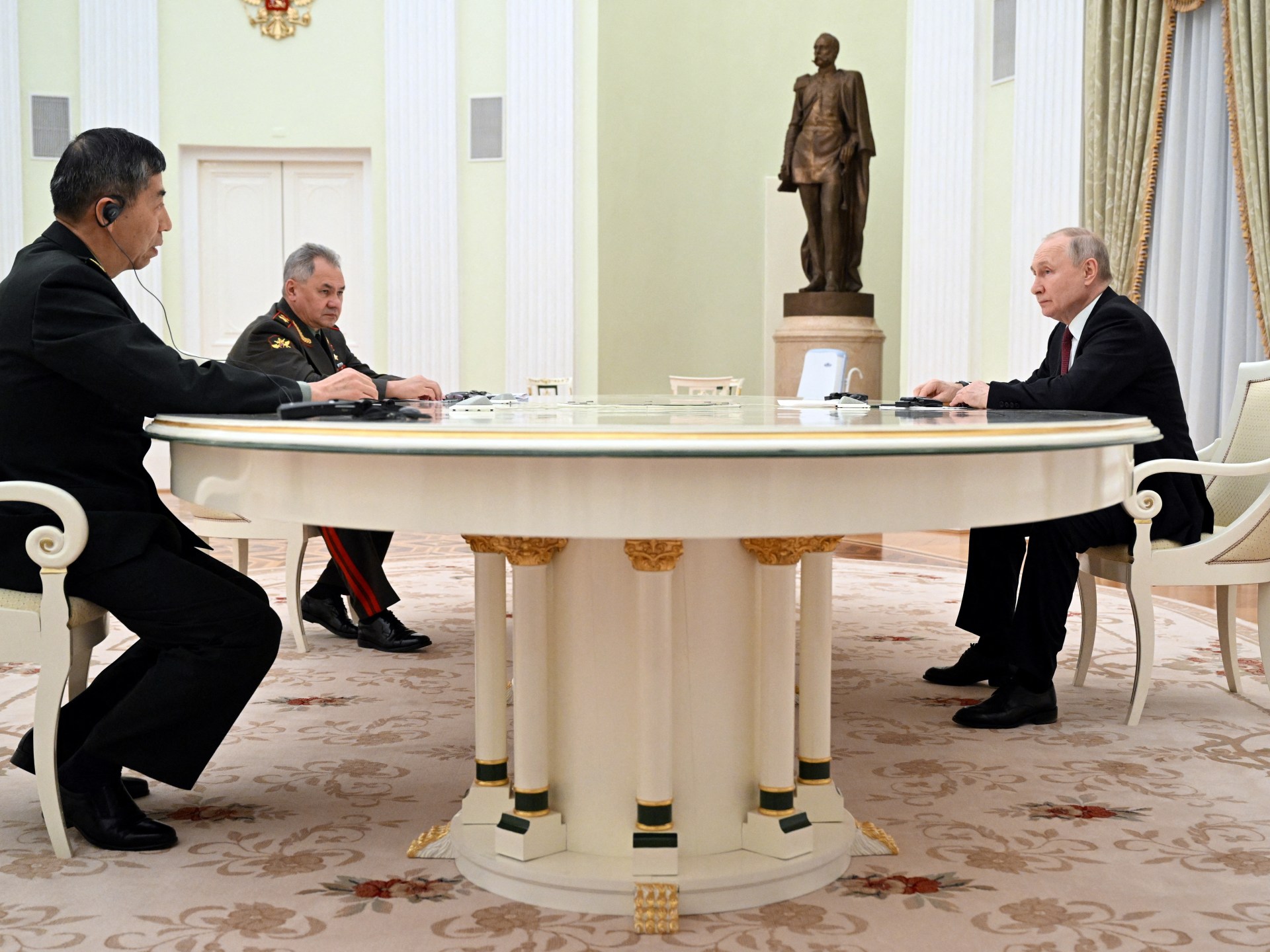 التقى بوتين بوزير الدفاع الصيني في موسكو  الأخبار السياسية