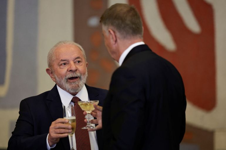 Brazilian President Lula drinks a toast with Romanian President Klaus Iohannis