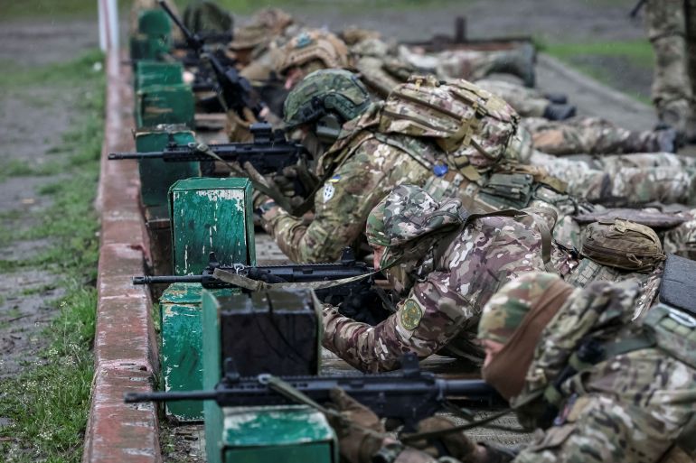 Reclute della brigata d'assalto spartana della Guardia nazionale ucraina si esercitano alla base dell'unità, in mezzo all'attacco della Russia all'Ucraina, nella regione di Kharkiv, Ucraina, 20 aprile 2023. REUTERS/Viktoriia Yakymenko