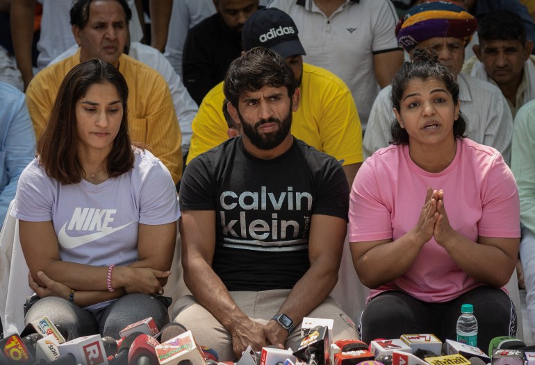 I lottatori indiani Vinesh Phogat, Bajrang Punia e Sakshi Malik parlano a una conferenza stampa mentre prendono parte a un sit-in di protesta chiedendo l'arresto del capo della Wrestling Federation of India (WFI), che accusano di molestie sessuali alle giocatrici