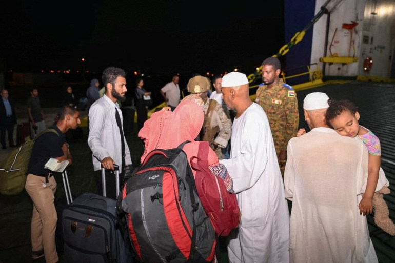 Personas evacuadas debido a los enfrentamientos entre las Fuerzas de Apoyo Rápido paramilitares y el ejército sudanés en Puerto Sudán
