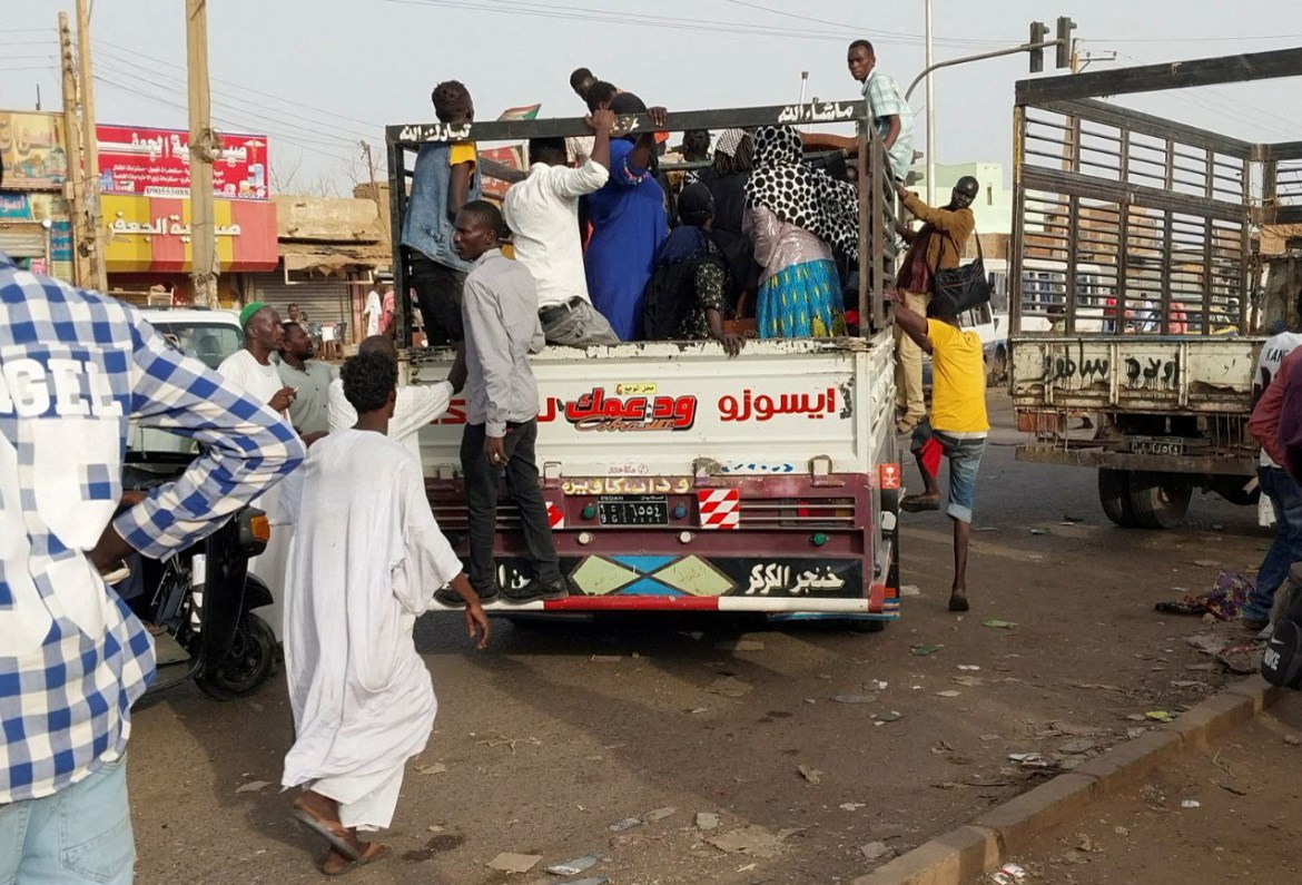 People getting onto trucks to try and leave northern Khartoum.