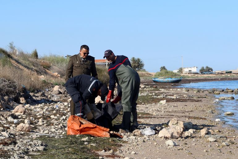Coastguards retrieve a body, which according to them belongs to a migrant, in Sfax, Tunisia April 26, 2023. REUTERS/Jihed Abidellaoui