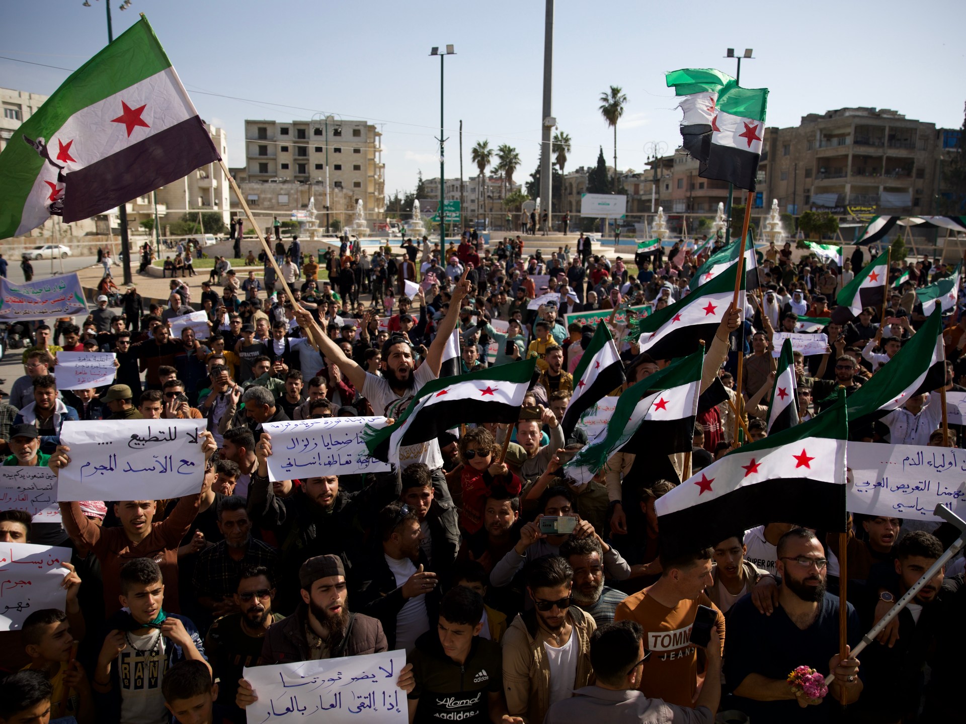 المئات يتظاهرون ضد التقارب العربي مع الأسد السوري |  أخبار حرب سوريا