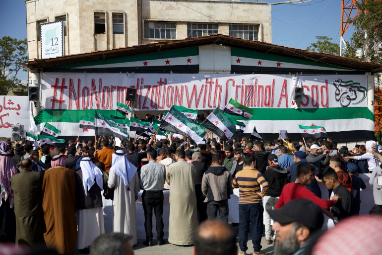 Ratusan memprotes pemulihan hubungan Arab dengan Suriah al-Assad |  Berita perang Suriah