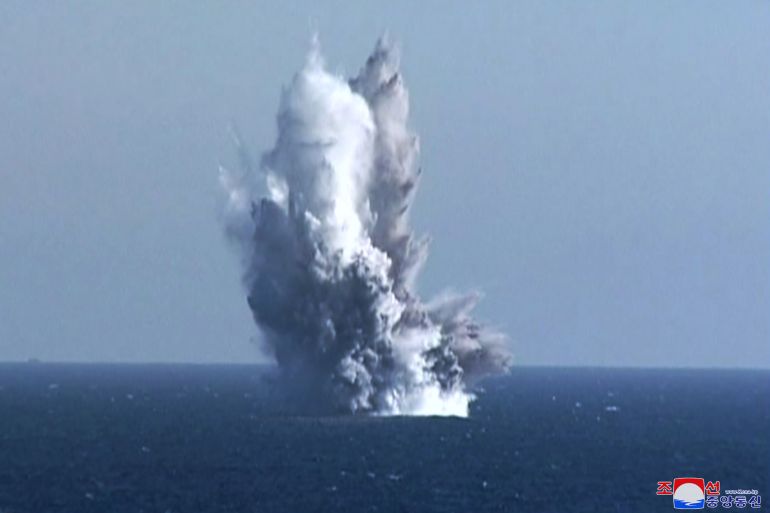 Столпчиња вода и чад во воздухот по подводна експлозија во морето кај Северна Кореја