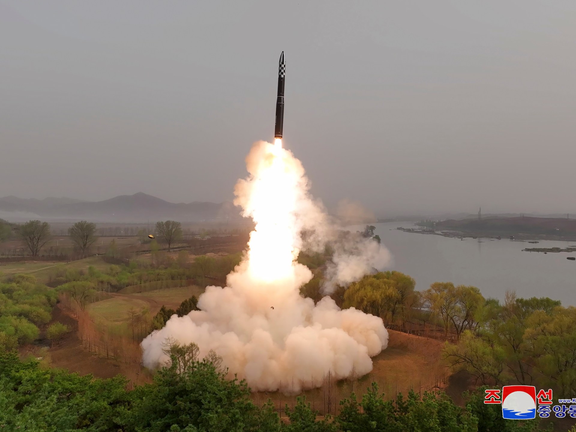 Photo of Nordkorea testet seine erste Festbrennstoff-Interkontinentalrakete Hwasong-18 |  Neuigkeiten zu Waffen