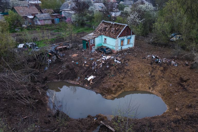 Una vista a volo d'uccello di una casa e di un cratere parzialmente distrutti dopo i raid missilistici nella città di Kostyantynivka, regione di Donetsk, Ucraina.