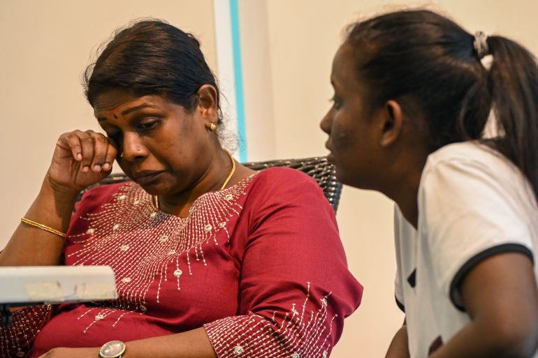 Leelavathy Suppiah, la sorella di Tangaraju, si asciuga le lacrime durante una conferenza stampa questa settimana, viene confortata da un altro membro della famiglia.