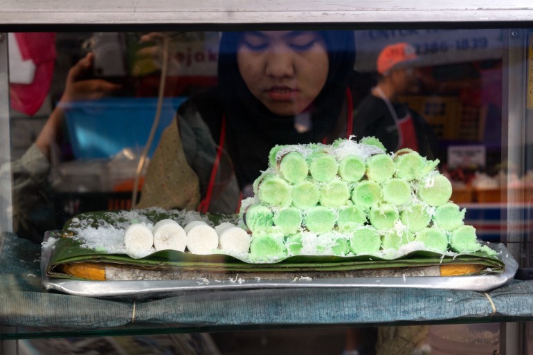 Vendor yang menjual Putu Bambu populer Malaysia (kue beras hijau) di bazaar Ramadan.