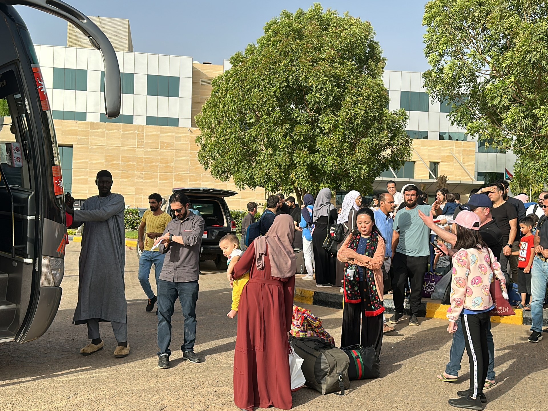 Orang asing dievakuasi saat faksi berperang di Khartoum Sudan |  Berita Konflik