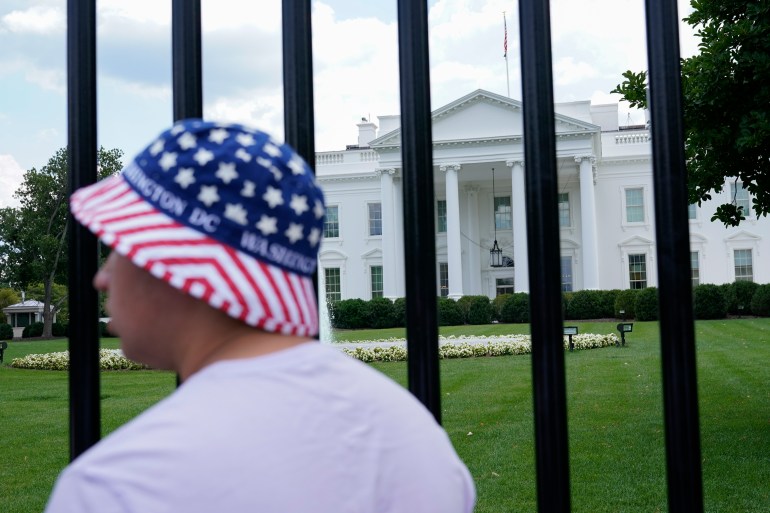 Balita menyelinap melalui pagar Gedung Putih dan menjadi penyusup kecil |  Berita