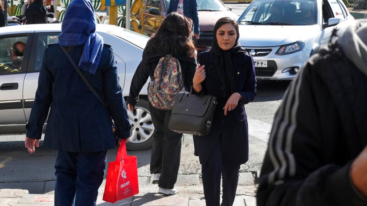 L’Iran usa le telecamere nei luoghi pubblici per identificare le donne scoperte |  Notizia
