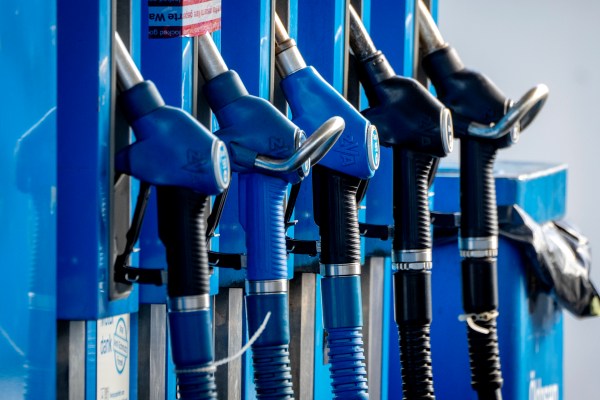 Цените на петрола са стабилни въпреки напрежението в Близкия изток, но рисковете нарастват