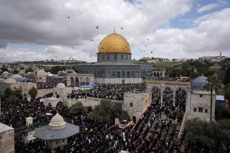 Umat ​​Islam melaksanakan salat Jumat di luar Masjid Dome of the Rock di kompleks Masjid Al-Aqsa di Kota Tua Yerusalem selama bulan suci Ramadhan, Jumat, 31 Maret 2023.