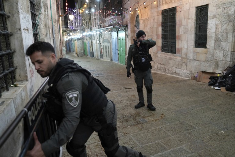 Polisi Israel membunuh pria Palestina di dekat Al-Aqsa di Yerusalem |  Berita konflik Israel-Palestina
