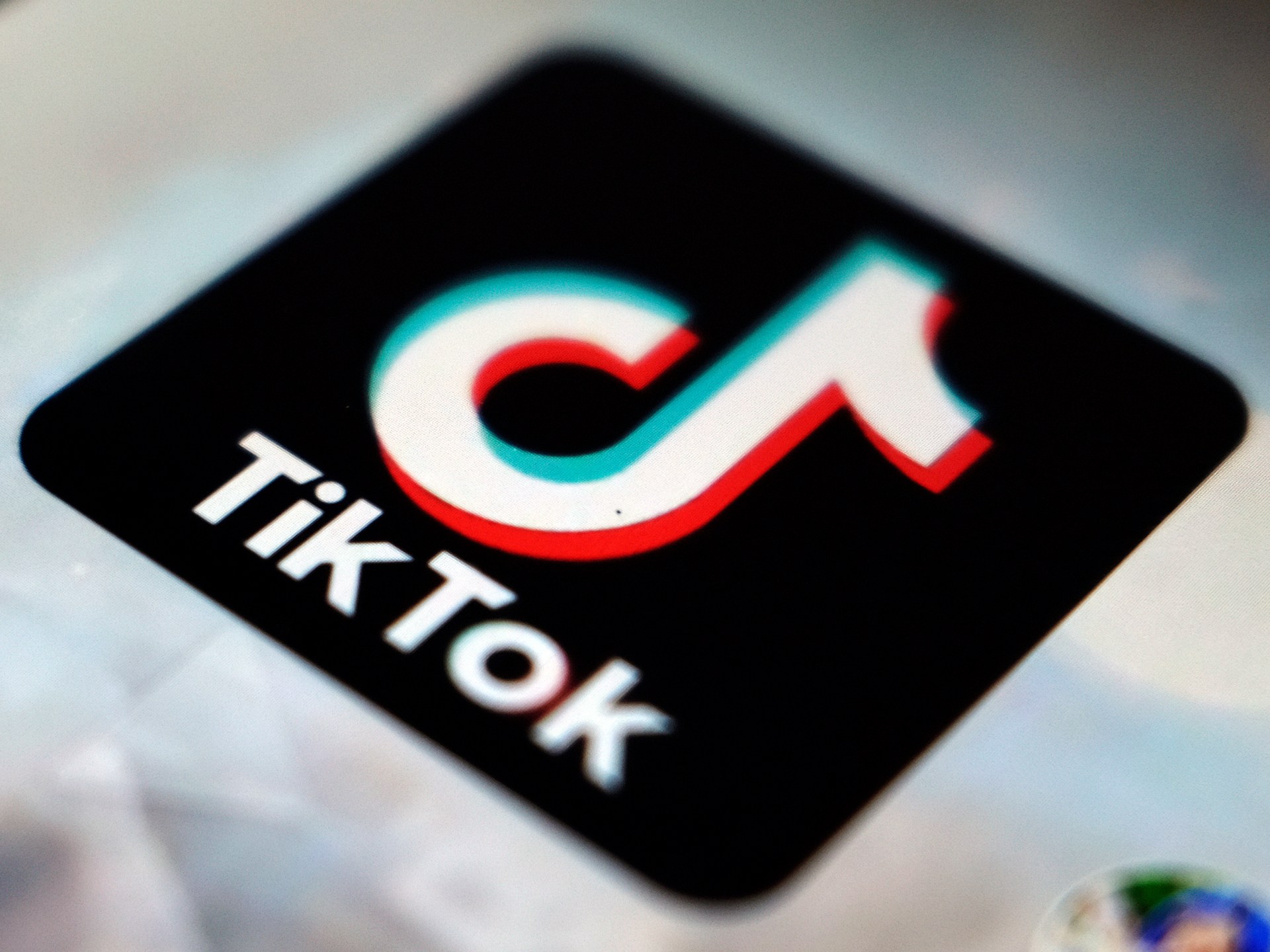 US lawmakers advance bill to force TikTok to cut ties with Chinese owner | Social Media