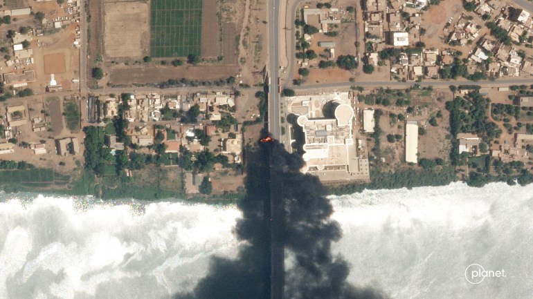 satellietfoto van Planet Labs PBC toont branden in de buurt van een ziekenhuis in Khartoum,