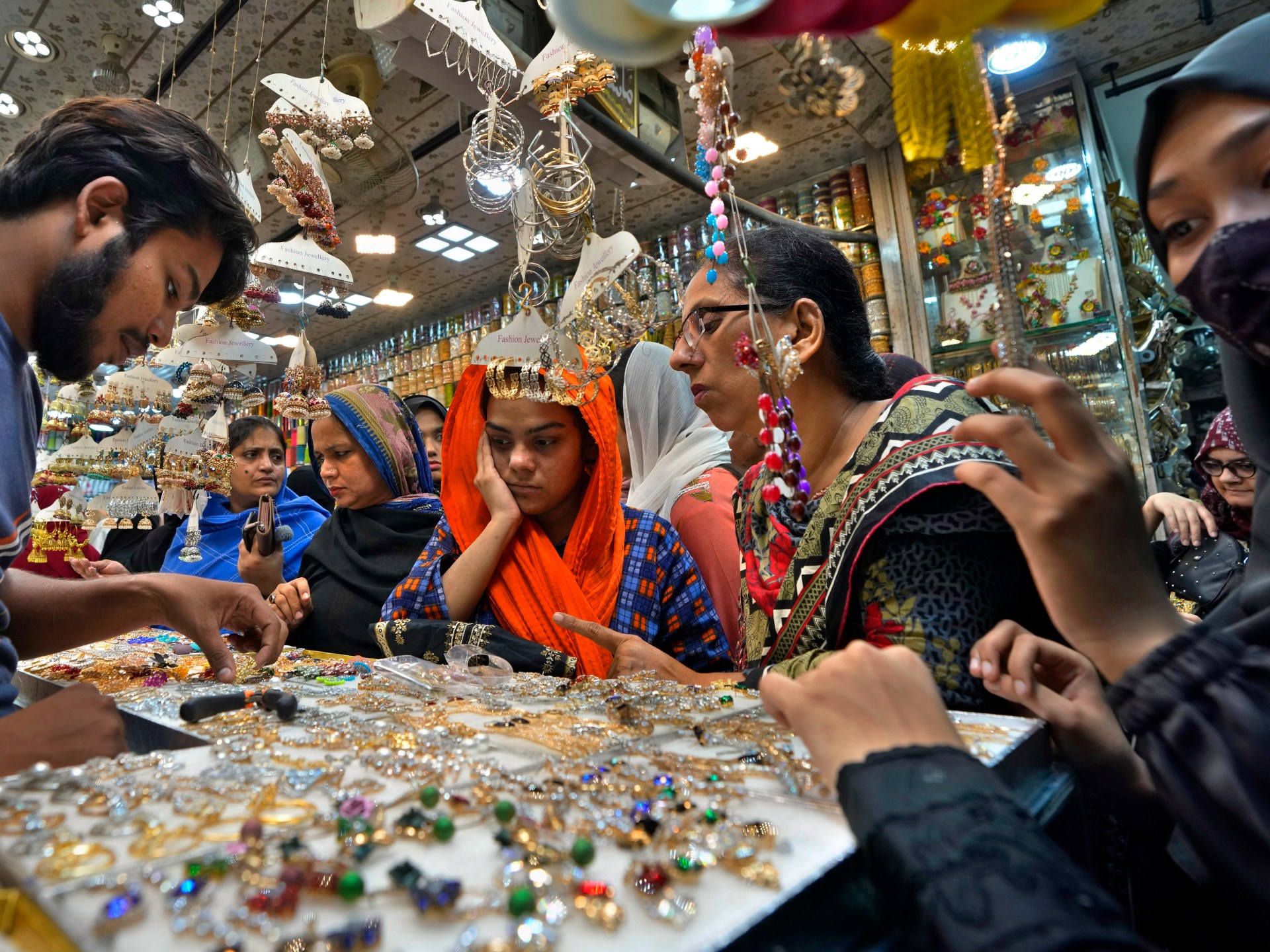 Pakistan melihat penurunan tajam dalam belanja Idul Fitri karena kenaikan inflasi |  Berita Inflasi