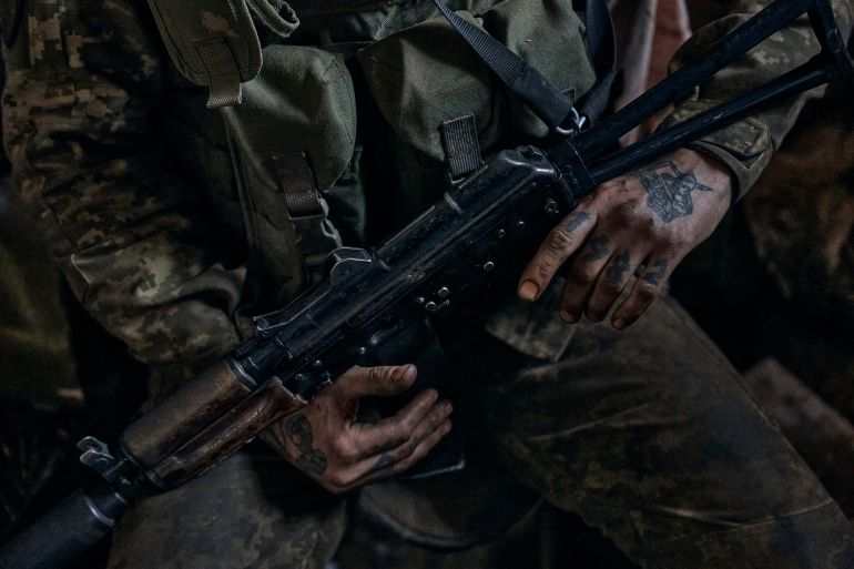 Un soldato ucraino impugna una pistola mentre si riposa in prima linea nella regione di Donetsk, in Ucraina, lunedì 24 aprile 2023.