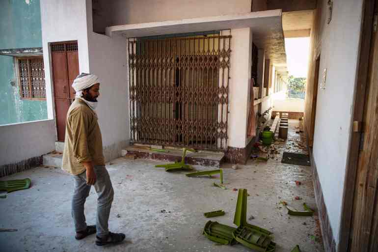 Seorang pria melihat kursi rusak di dalam masjid di Nalanda Bihar