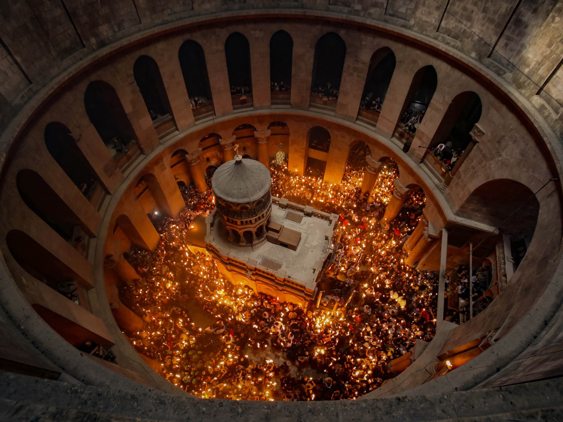 Umat ​​Kristiani merayakan Api Kudus di bawah larangan Israel |  Berita Agama