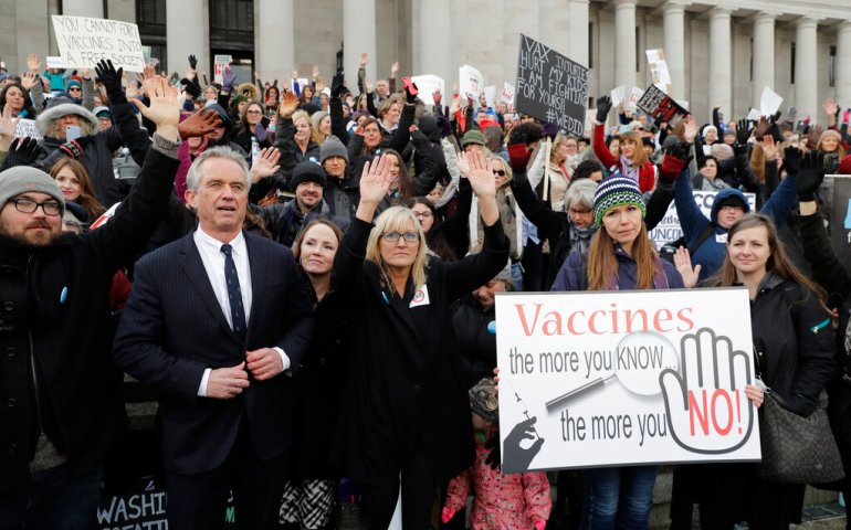 Роберт Кеннеди-младший стоит перед сотнями протестующих во время митинга против вакцинации. 