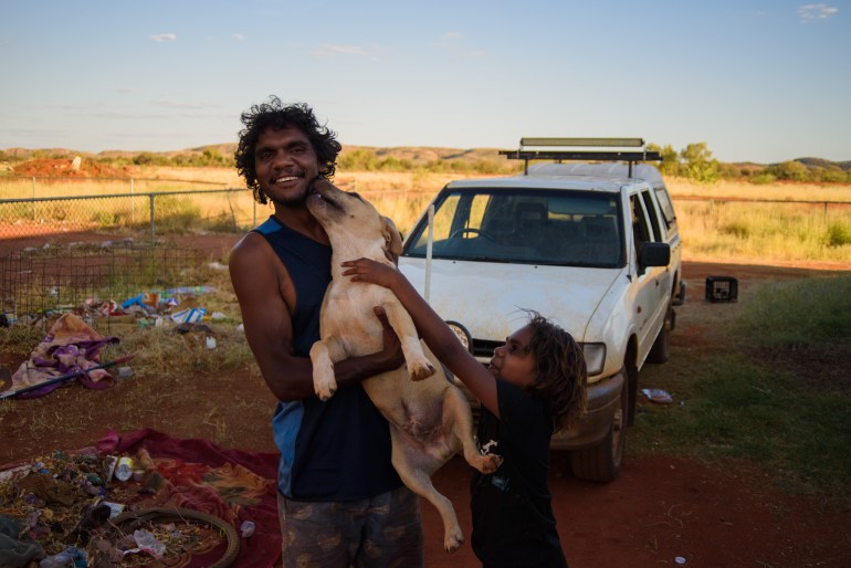 Trevor Jupurrurla Walker avec sa fille et son chien Creamy [Courtesy of Francis Macindoe/Warlukurlangu Artists]