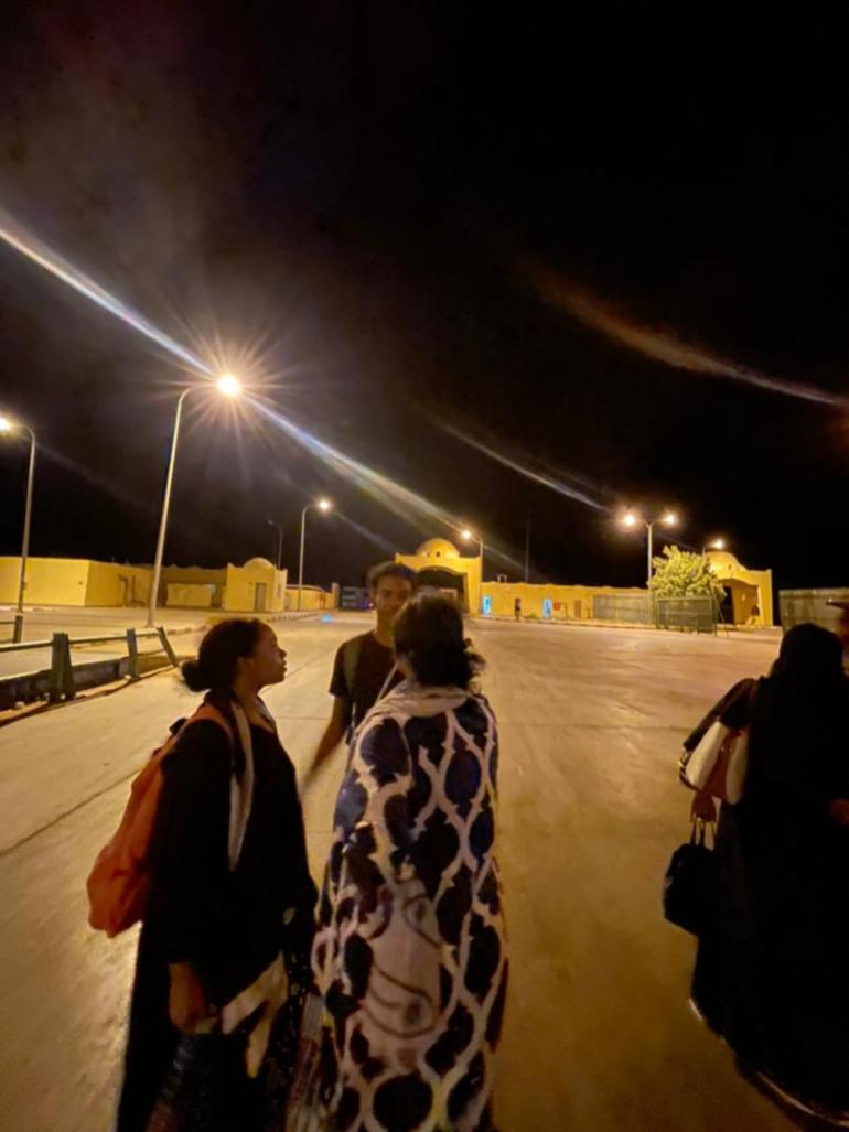 Семье пришлось несколько часов ждать на суданско-египетской границе.