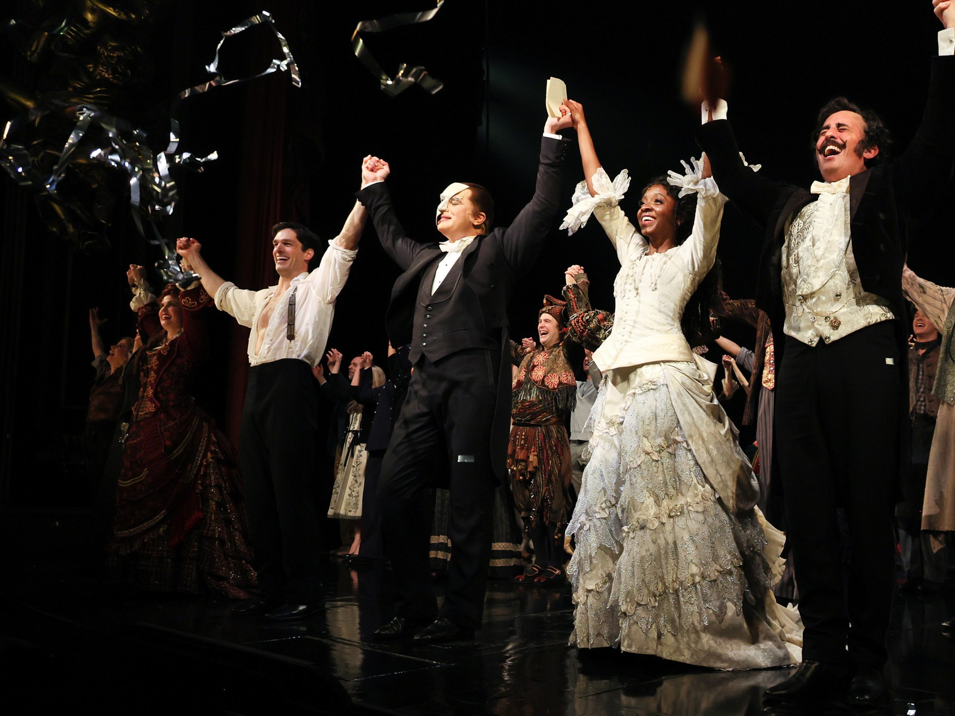 Foto: Phantom of the Opera Mengakhiri Pertunjukan Broadway 35 Tahun |  Seni budaya