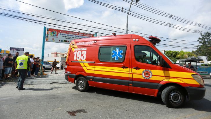 An ambulance leaves a daycare in Santa Catarina