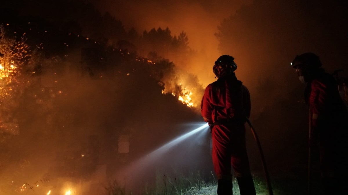 Hundreds of people evacuated as wildfire rages in western Spain | Weather News