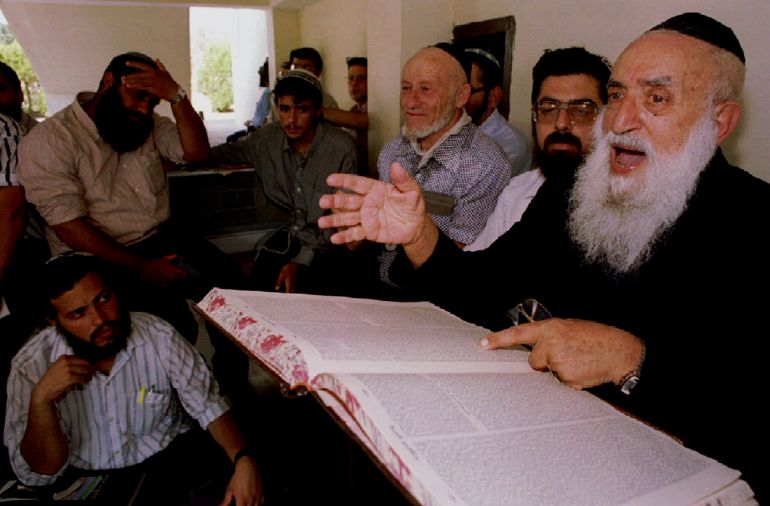 FILE PHOTO 2SEP93- Rabbi Shlomo Goren, former Ashkenazi chief rabbi, gives a lecture to a class of Yeshiva students in the Ancient Synagogue in this September 2, 1993 file photo. Goren died October 29 at the age of 77
