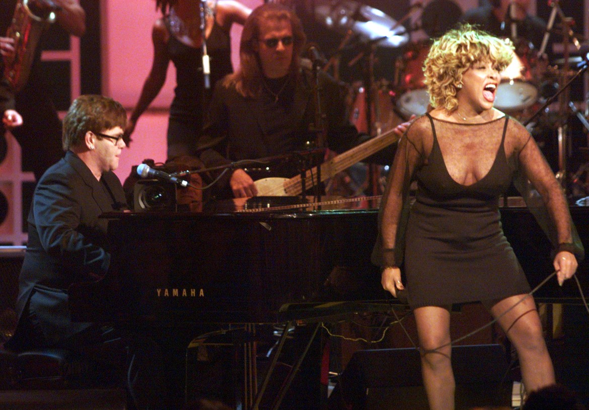 Singer Tina Turner (R) performs with Sir Elton John