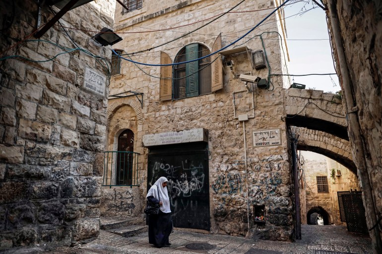 Seorang wanita Palestina berjalan melewati sebuah rumah di Muslim Quarter di Kota Tua Yerusalem