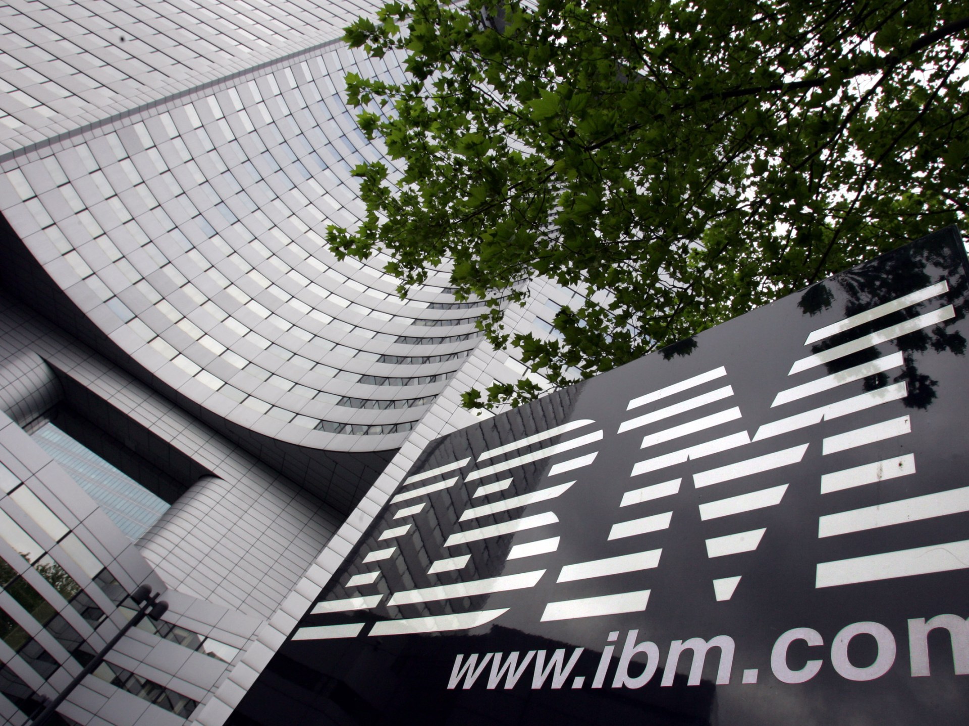 IBM wstrzymuje zatrudnienie, ponieważ dyrektor generalny spodziewa się, że sztuczna inteligencja zastąpi 7800 miejsc pracy |  technologia
