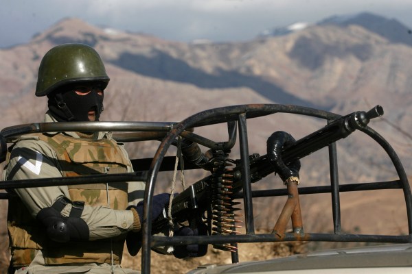 Група бойци се насочи към тренировъчна база на военновъздушните сили